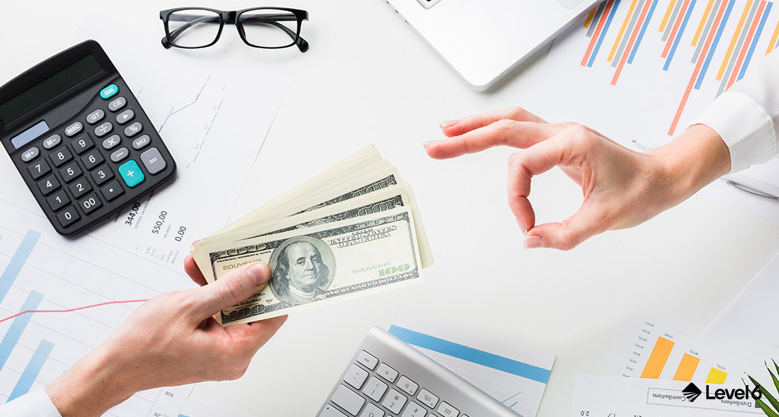 Cash Draws vs Accelerators: Pick the Right Sales Tool